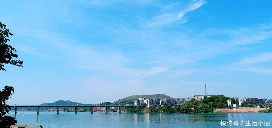  [我国]我国首个实行免费公交的城市，10年不曾停办，当地人纷纷