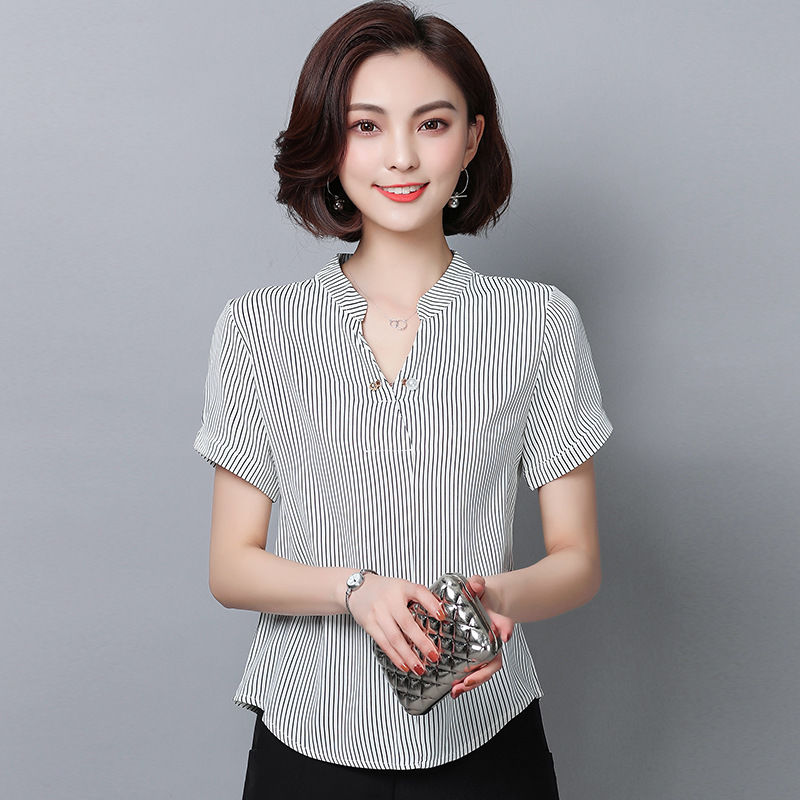 太美了!老婆穿新买的“减龄衫”，瞬间年轻十岁，散发迷人女人味