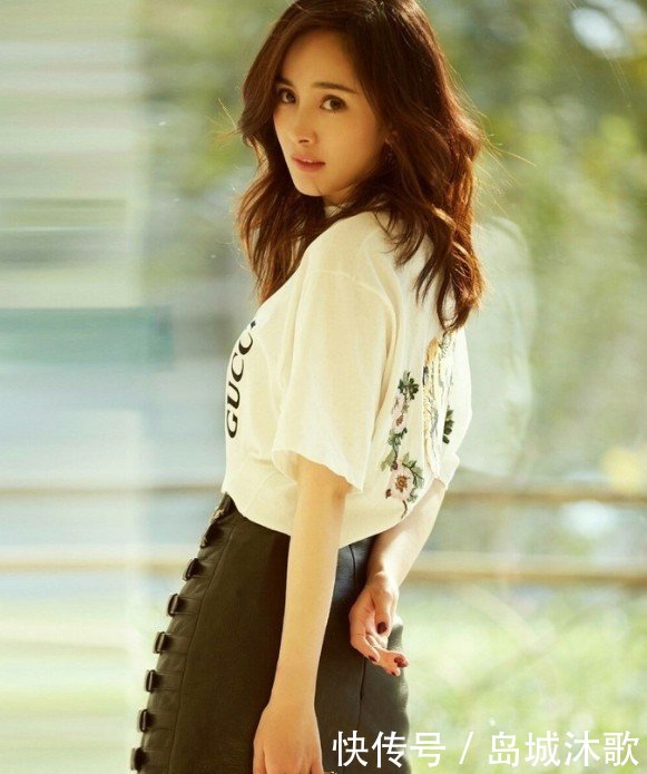 杨幂又为新品“代言”，把9条皮带拼成条短裙，这时尚真难懂！