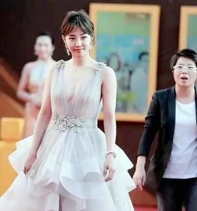 白百何越来越大胆了，活动现场放空自己，网友:让孩子看到好吗?