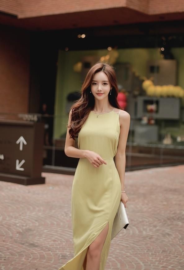 韩国骨感美女穿淡绿色轻薄长裙，美腿白皙拍优雅性感写真！