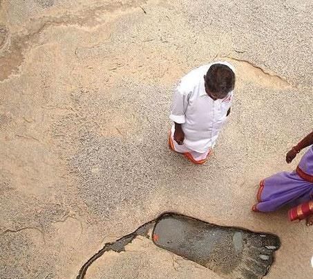 神庙前的脚印令人匪夷所思 1米大脚印至今仍是谜