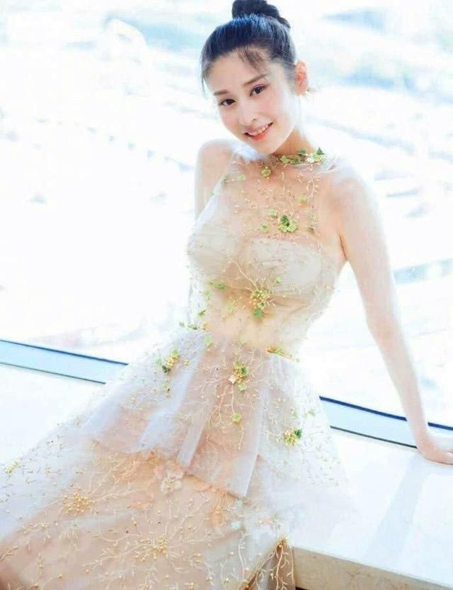 颖儿真敢穿!身穿裸色纱裙，前面只遮住重点，网友:产后身材火辣