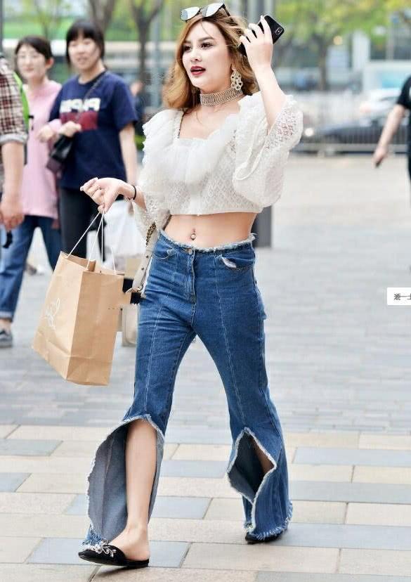街拍：气质美女牛仔裤小开叉，小姐姐绝对有一种高挑十足的气质