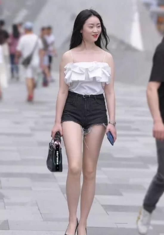  [魅力四射]街拍：小姐姐清爽的时尚穿搭，笑容甜美可爱，魅力四射