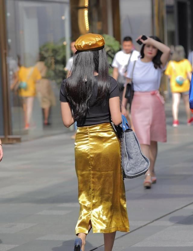  [金光闪闪]街头穿搭：金光闪闪的帽子在人群中超级显眼