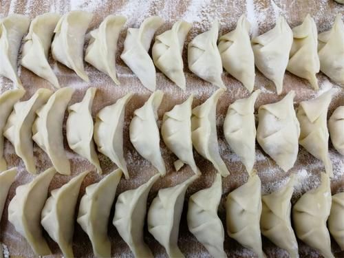煮开:煮饺子时经常会破皮露馅,多加这一步,饺子耐煮,就会香嫩不破皮