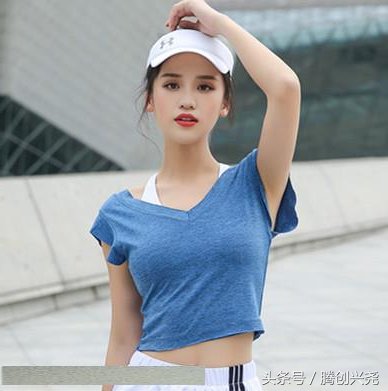 丰满女人不好看?你瞧瞧下面女人这样穿，尽显迷人曲线，一饱眼福