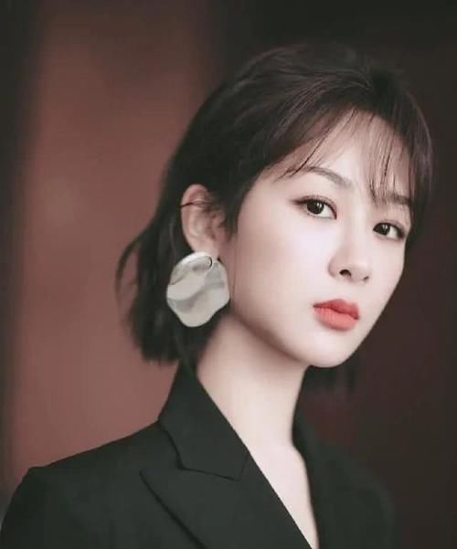  『女人』40岁以上的女人别随便烫头发，3款简约好看的发型，让你年轻5岁
