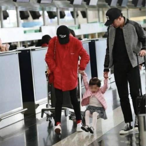 杨幂一家三口现身机场，脚上的“老北京鞋”亮了，网友：真接地气