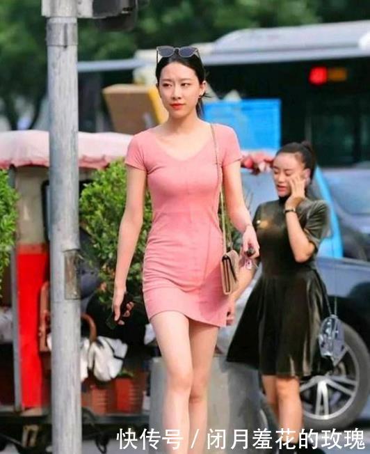 『长袖』街拍长发飘飘的美女,一件浅粉色的长袖连衣裙,时尚靓丽女人味!