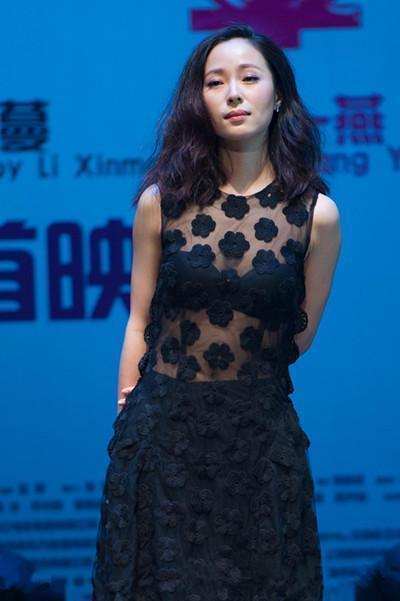 江一燕太大胆了! 薄纱裙印出bra, 网友: 还好穿了安全裤