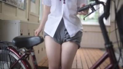 女生穿裙子如何骑共享单车,这操作男生表示不淡定了!网友:真不