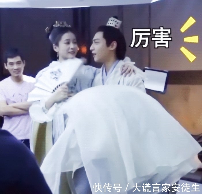  「张雪迎」同样是公主抱，罗云熙抱张雪迎和抱杨紫却完全不同，表情太扎心了
