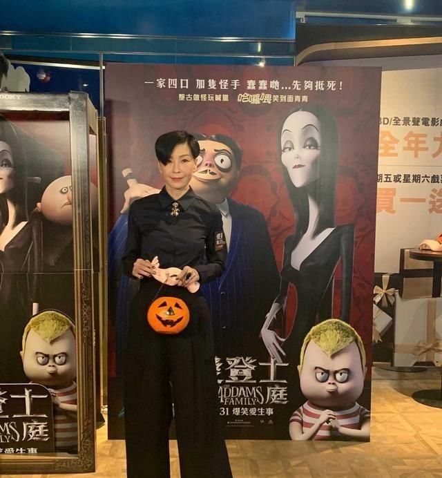  『采用』伍咏薇又玩减龄穿搭，粉色上衣配蓝色百褶半身裙