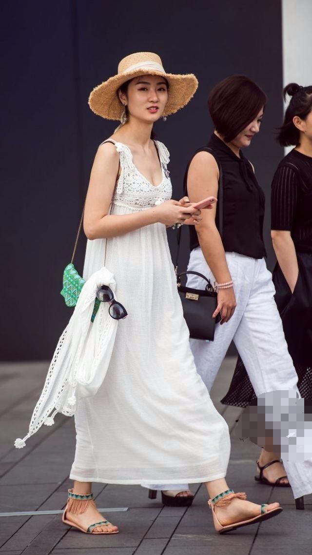 白色连衣裙不显瘦，但为什么那么被时尚女人们青睐呢？