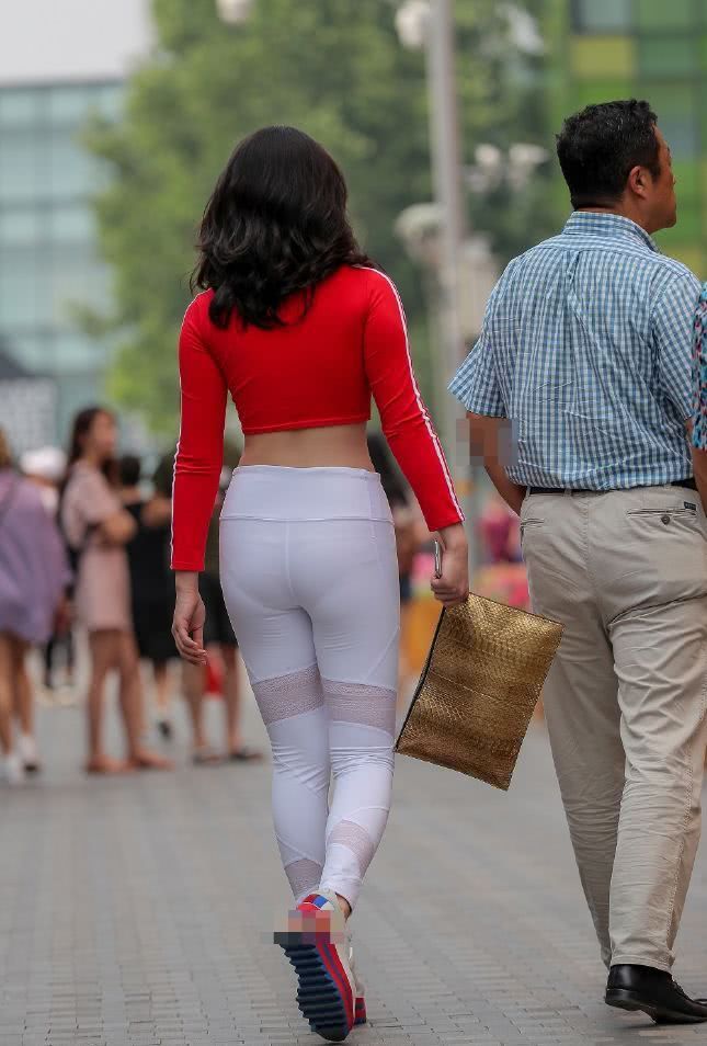 街拍：白色紧身裤，能更好的塑型，显好身材