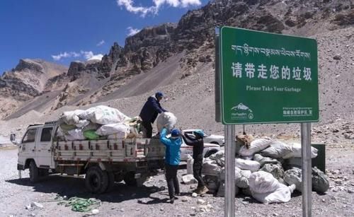  「路边」自驾川藏线，被路边的藏民清洁工所惊到，一个生产队的人来捡垃圾