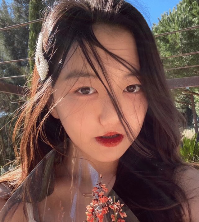看起来：13岁自信过人, 涂上大红唇美爆，王菲女儿治好唇腭裂后大变样,