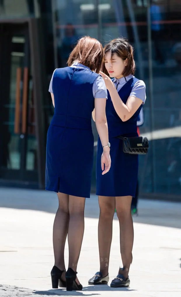 修身穿搭尽显迷人曲线，超薄黑丝袜，不认真看还以为腿真黑呢