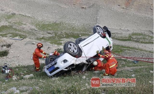 『天峨』男子倒车时翻下山坡，幸好被大石挡停在山腰，被天峨消防救出