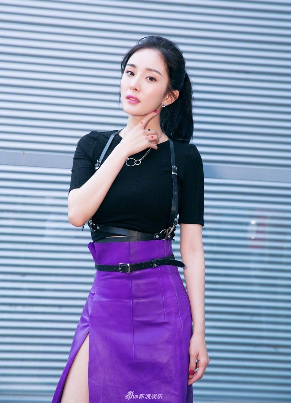 杨幂最新时尚写真，高开叉紫色长裙尽显一双美腿