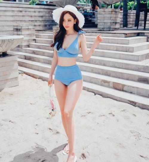 时尚泳装：气质甜美的泳衣美女，减龄又吸睛，轻松秀出小蛮腰！