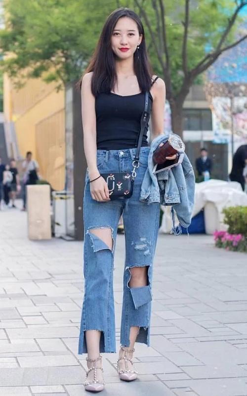 牛仔裤小姐姐尽显优美的曲线，秀出与众不同的身材曼妙！