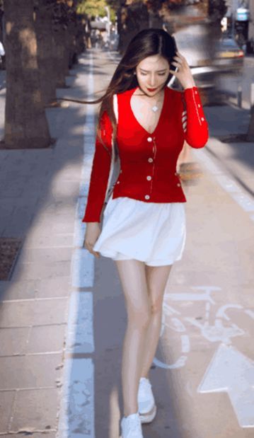 街拍: 小姐姐白色齐臀短裙秀美腿,少女心十足，美丽大方