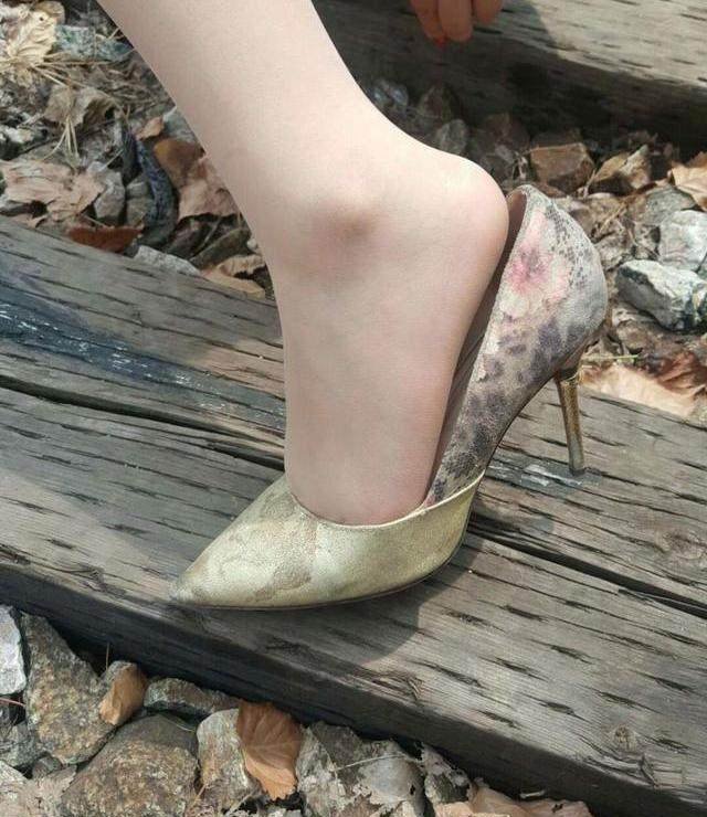 优雅大方的黑色高跟鞋搭配，延长腿部线条优雅气质，画面唯美动人