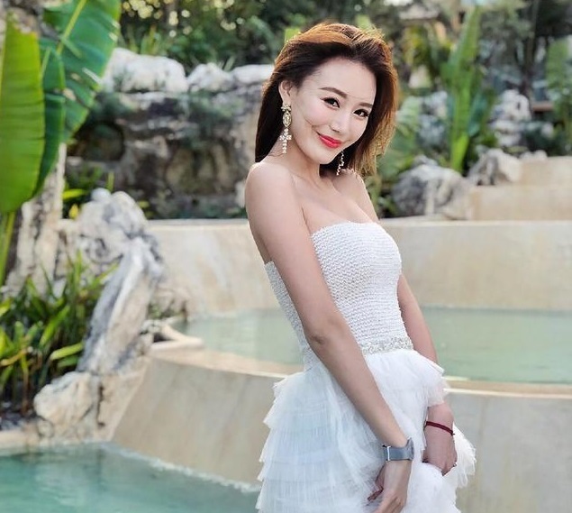 白色抹胸连衣裙，气质中带着几分温婉还带着几分小妩媚的气质