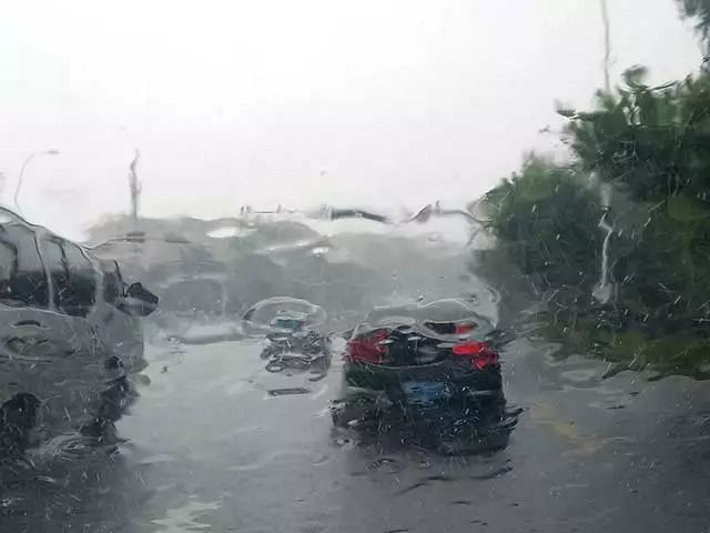 房都塌了！青岛这里突降暴雨+狂风！视频吓人…