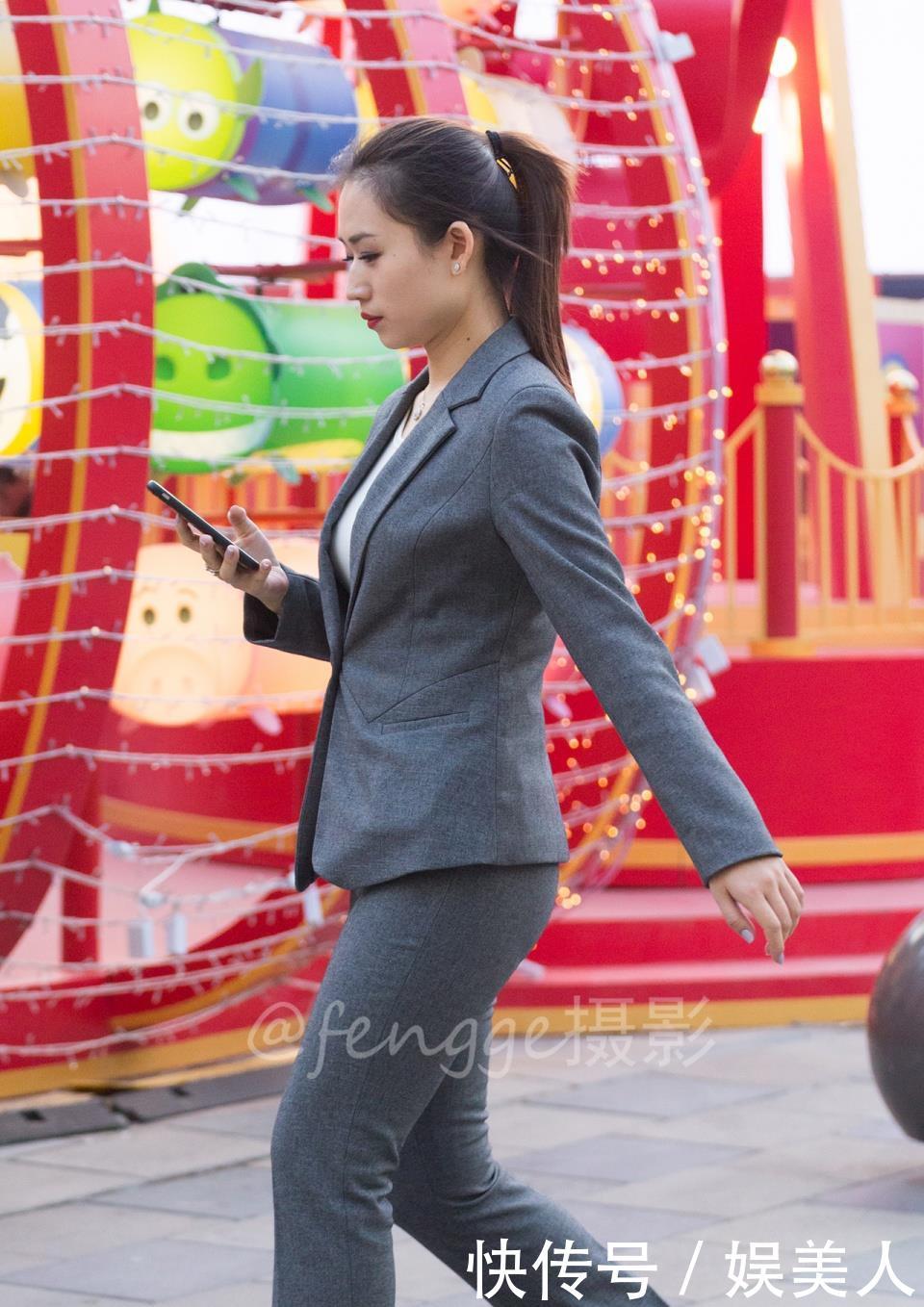 「 打电话」打电话时专注干练的样子真迷人，街拍：OL范美女身穿修身灰西装