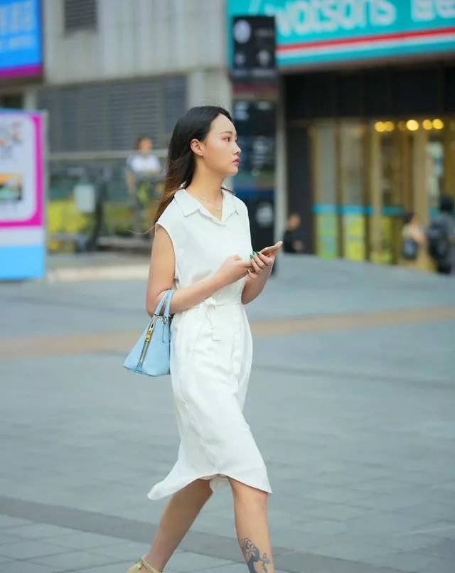  蛋糕：白色蛋糕裙搭配高跟鞋,清新又甜美,显得小姐姐颇有气质