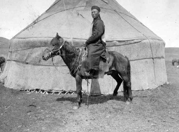 老照片:100年前新疆伊犁地区，特克斯河谷的游牧民族