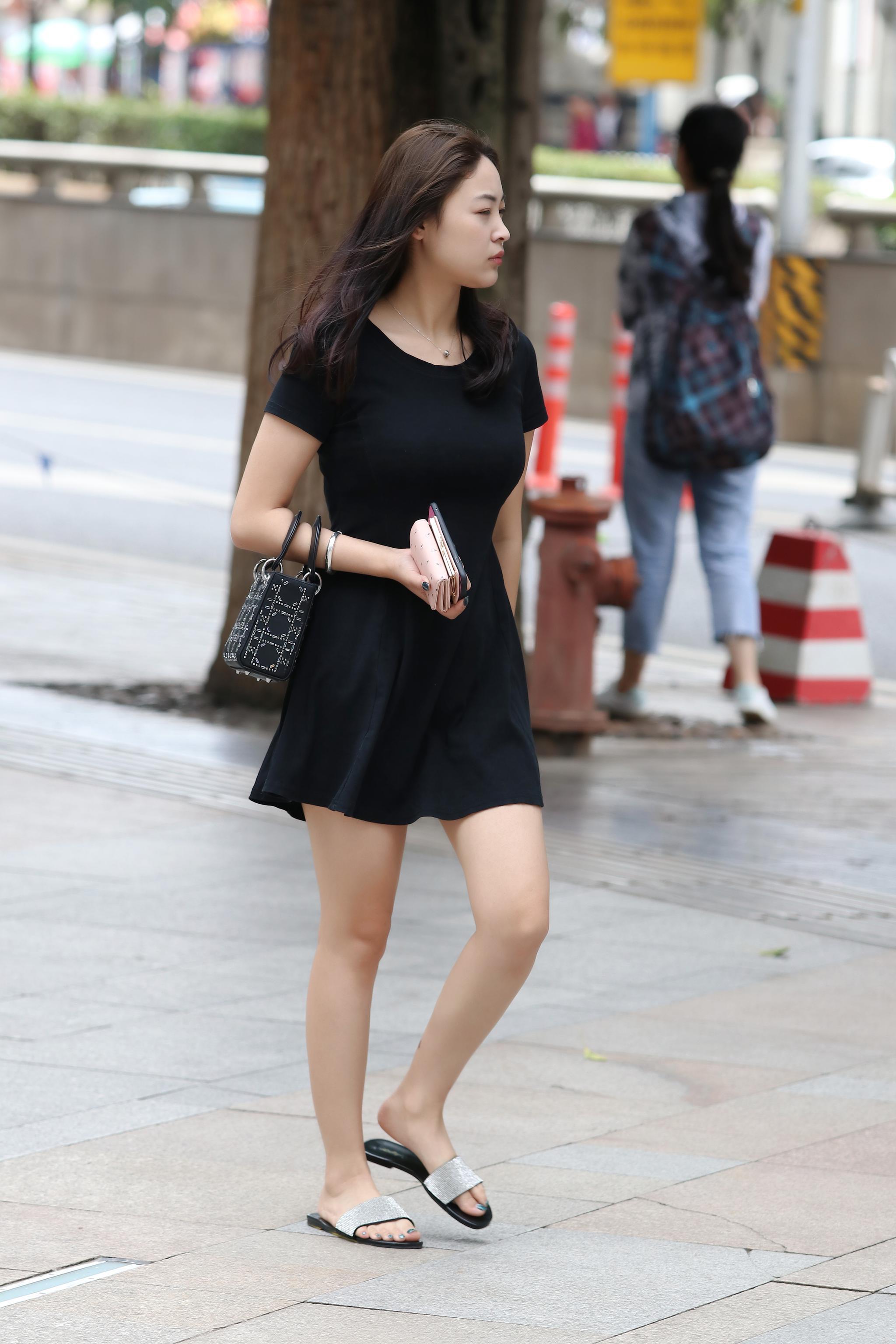 街拍：轻熟靓丽的美女肤白貌美，清新的穿搭让人眼前一亮！