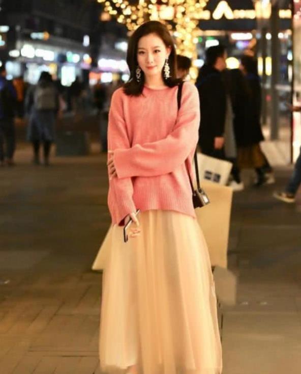  气质|街拍：窈窕淑女的美女，一条一字肩连衣裙，优雅气质迷人