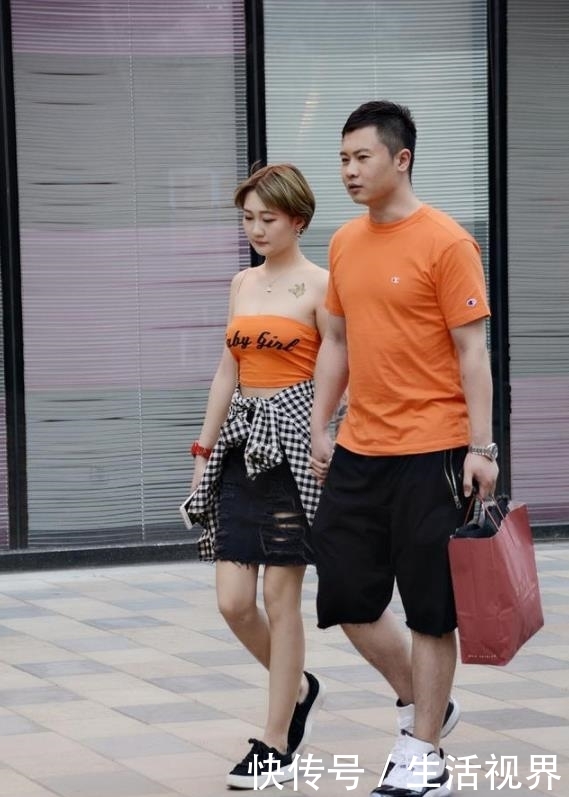 【美女】美女街拍身材高挑的小姐姐,穿搭紧身裤,轻松走在时尚前沿