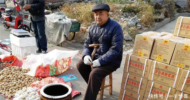 农民大爷忍痛卖稀罕宝贝，路人嫌旧货，少人问津