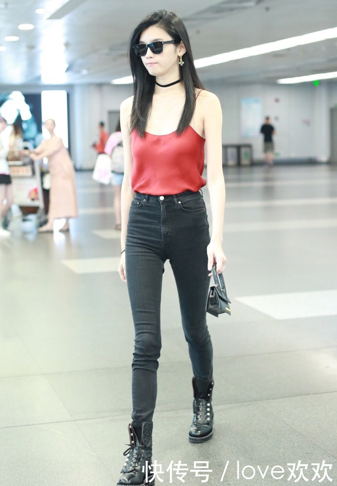 奚梦瑶穿件吊带就现身，领口快低过胸口了，这身材要逼死多少人！