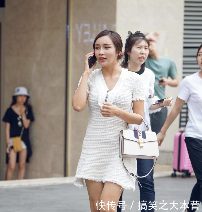 街拍一字肩超短裤的漂亮小姐姐，清纯性感，靓丽可爱