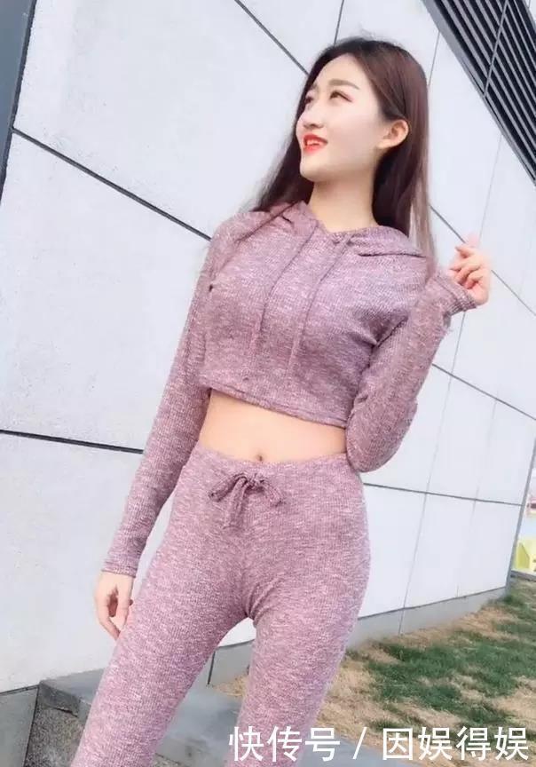 干练|街拍干练的小姐姐搭紫色套装,傲人的身姿使她特有亲和力