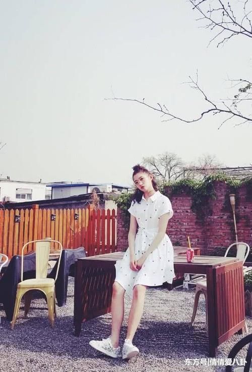 关晓彤发福就算了,“奶奶鞋”也来凑热闹,显胖又没气质!