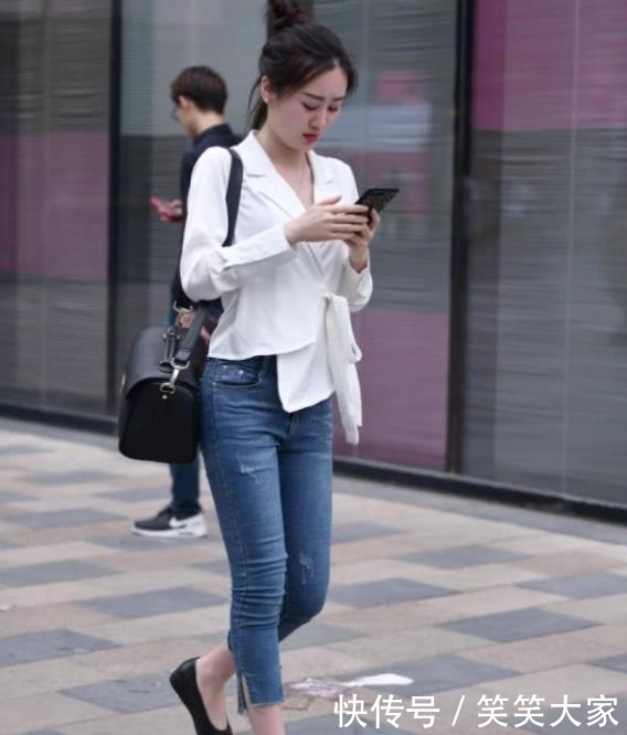  「美女」街拍美女：身材曼妙的小姐姐，紧身牛仔裤穿搭，洋气十足！
