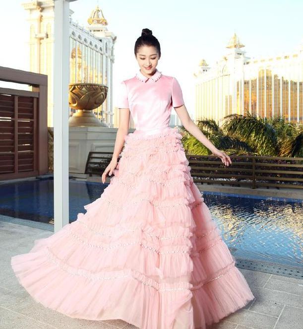 21岁关晓彤和29岁baby同时撞衫,网友:装萌和真萌一目了然