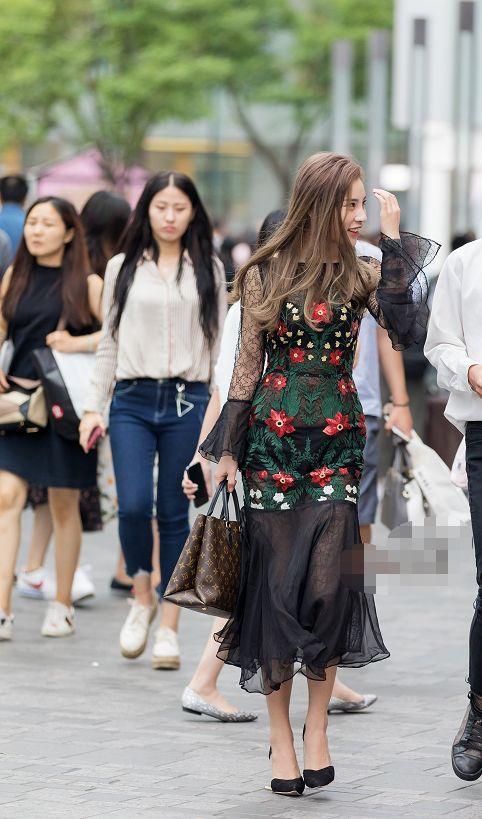 街拍：美女穿薄纱款衣服，朦胧间的“性感”，真是“惹眼”又拉风