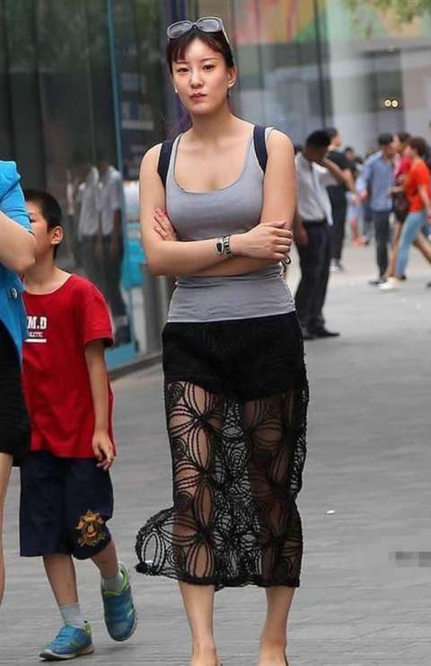 街拍：30多岁成熟女人，图1小姐姐纹身堪比“麒麟臂”!