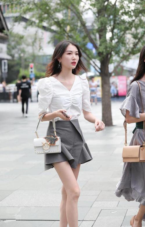 路人街拍，小姐姐穿了一件宽松的红色小吊带，很是性感时尚