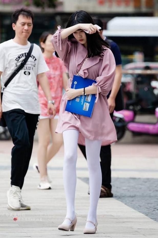 街拍：小姐姐包臀裙，既能提臀又收腰，彰显你的好身材