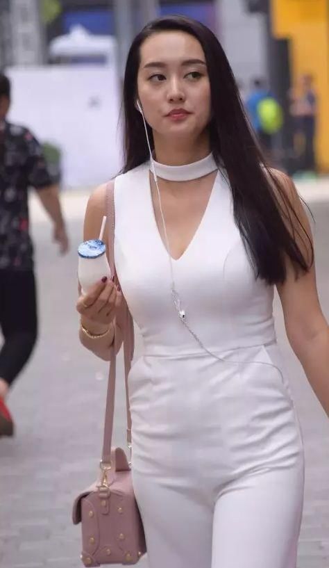 街拍:阳光自信，这才是新时代女性楷模!